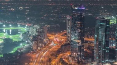 Şeyh Zayed Yolu yakınlarında golf sahası olan JLT gökdelenleri. Konut binaları