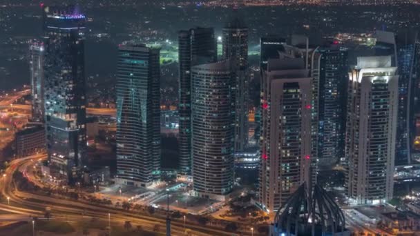 JLT és Dubai kikötői felhőkarcolók a Sheikh Zayed Road légi éjszakai időzóna közelében. Lakóépületek — Stock videók