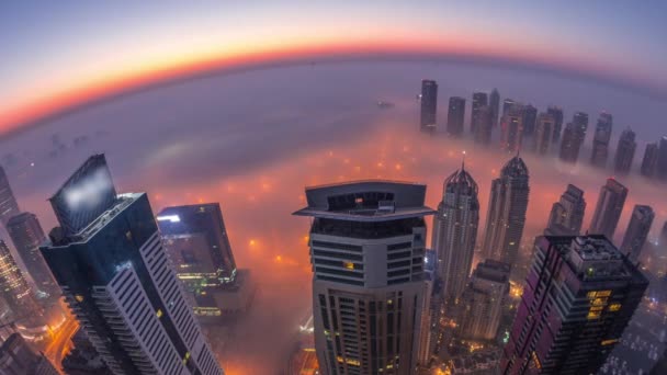 Seltener frühmorgendlicher Winternebel über der Skyline von Dubai Marina und Wolkenkratzer, die von Straßenlaternen beleuchtet werden. — Stockvideo