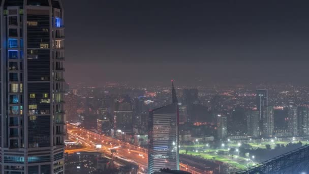 Dubaj letecký pohled ukazuje al barsha výšky a zeleně okresní oblasti noc timelapse — Stock video