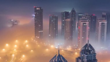 Şeyh Zayed Yolu yakınlarındaki JLT gökdelenleri gece gündüz havalanır. Konut binaları