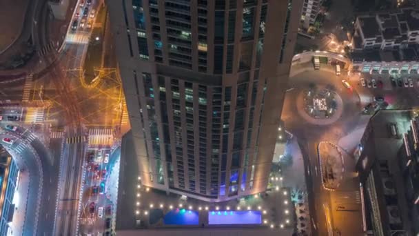 Luftaufnahme einer Straßenkreuzung zwischen Wolkenkratzern im Zeitraffer einer Großstadt. — Stockvideo