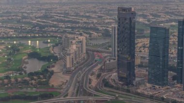 JLT ve Dubai Marina arasındaki büyük kavşak Sheikh Zayed Yolu hava yolu ile kesişiyor..
