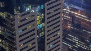 Gece geç saatlerde ofis binasının pencereleri ve iç ışıkları zaman ayarlı.
