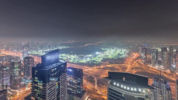 Panorama de Dubai Marina avec gratte-ciel JLT et parcours de golf timelapse nocturne, Dubaï, Émirats arabes unis. — Video