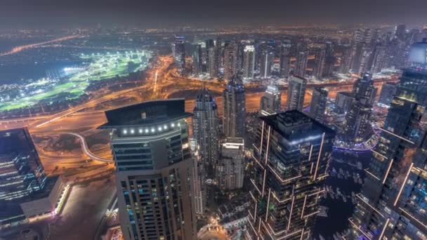 Panorama di Dubai Marina con grattacieli JLT e campo da golf notturno, Dubai, Emirati Arabi Uniti. — Video Stock