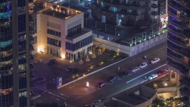 Vue aérienne d'une intersection routière entre des gratte-ciel dans une grande ville timelapse. — Video
