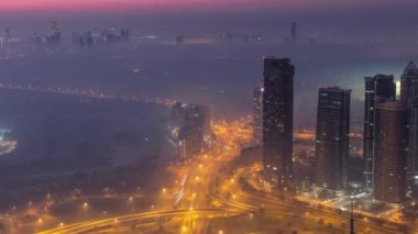 JLT ve Dubai Marina arasındaki büyük kavşak Sheikh Zayed Yolu hava yolu ile kesişiyor..