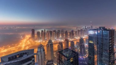 Dubai Marina Panoraması 'nda JLT gökdelenleri ve golf sahası günden güne zamanlaması, Dubai, Birleşik Arap Emirlikleri.