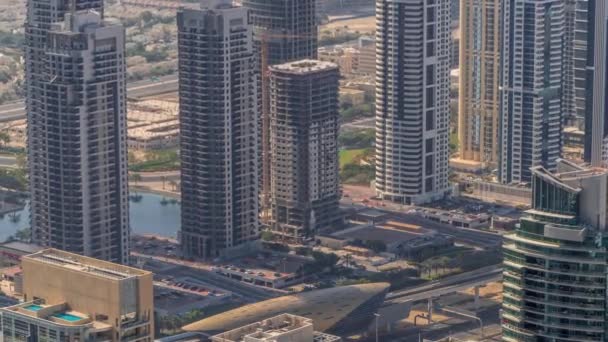 Grattacieli JLT vicino Sheikh Zayed Road timelapse aerea. Edifici residenziali e ville alle spalle — Video Stock