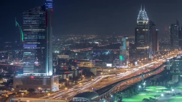 Luchtfoto van Sheikh Zayed Road in Dubai Internet Stad gebied nacht timelapse — Stockvideo