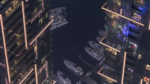 Top view with modern skyscrapers aerial timelapse and water pier of Dubai Marina with night lighting, Zjednoczone Emiraty Arabskie — Wideo stockowe