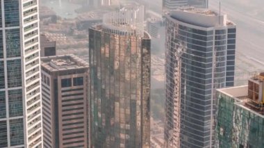 Dubai Medya Şehri 'nde renkli cam pencereli modern binalar, Birleşik Arap Emirlikleri