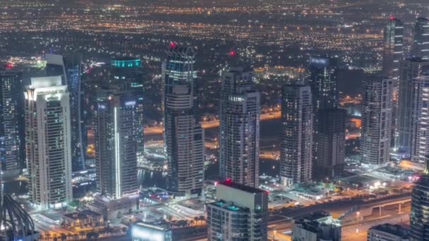 Arranha-céus JLT e marina Dubai perto Sheikh Zayed Road antena toda a noite timelapse. Prédios residenciais — Vídeo de Stock