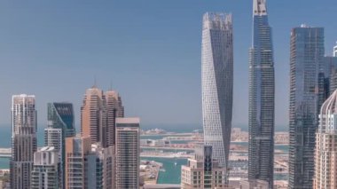 Şeyh Zayed Yolu yakınlarındaki Dubai Marina 'nın gökdelenleri.