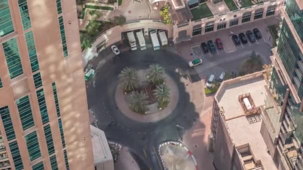 大都市の高層ビル間の道路交差点の空中ビュータイムラプス. — ストック動画