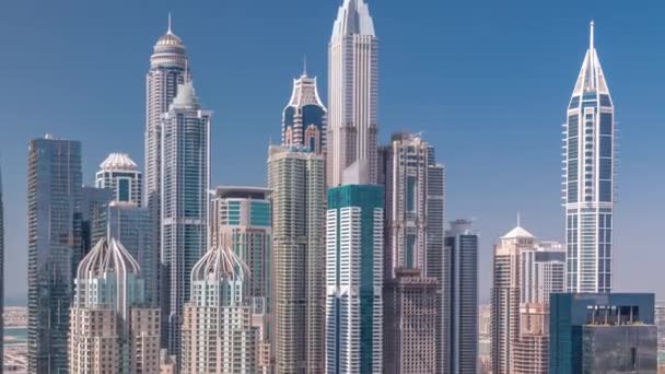 Wolkenkratzer von Dubai Marina in der Nähe der Kreuzung an der Sheikh Zayed Road mit den höchsten Wohngebäuden im Zeitraffer — Stockvideo