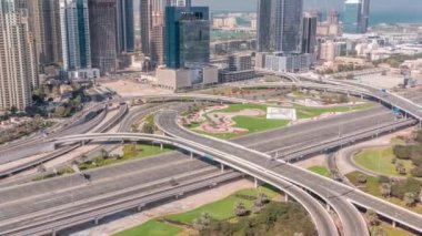 Dubai Marina 'daki hava manzarası. Büyük otoyol kavşağı zaman dilimi ve çevresindeki gökdelenler, BAE