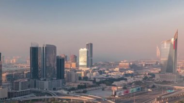 Dubai Internet City 'deki otoyol kavşağı ve ofis binaları ve Media City bölgesi hava zaman aralığı