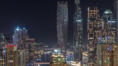 Dubai Marina 'nın gökdelenleri Sheikh Zayed Yolu' nun kesiştiği yerde gece yüksek konut binaları var.