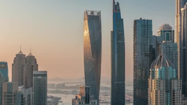 Gratte-ciel de Dubai Marina près de l'intersection sur Sheikh Zayed Road avec les bâtiments résidentiels les plus élevés timelapse — Video