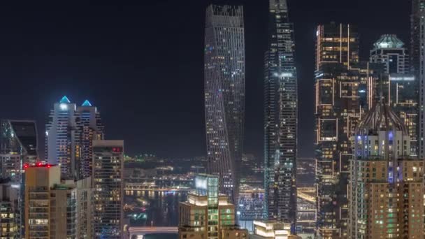 Mrakodrapy Dubai Marina poblíž křižovatky na Sheikh Zayed Road s nejvyšší obytné budovy noční čas — Stock video