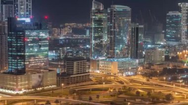 Dubai Internet City 'deki otoyol kavşağı ve ofis binaları ve Media City bölgesi hava durumu gece zamanı