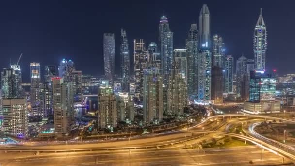 Arranha-céus de Dubai Marina perto de cruzamento na Sheikh Zayed Road com edifícios residenciais mais altos noite timelapse — Vídeo de Stock