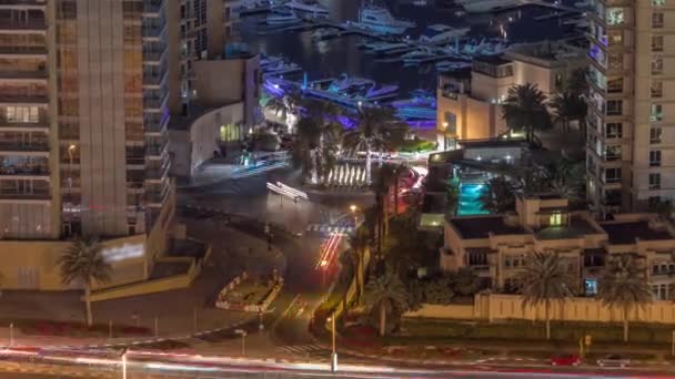 Вид с воздуха на пересечение дорог между небоскребами в ночное время в гавани Дубая. — стоковое видео