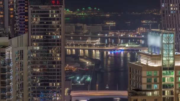 Sétány és csatorna Dubai Marina luxus felhőkarcolók körül éjszaka timelapse, Egyesült Arab Emírségek — Stock videók