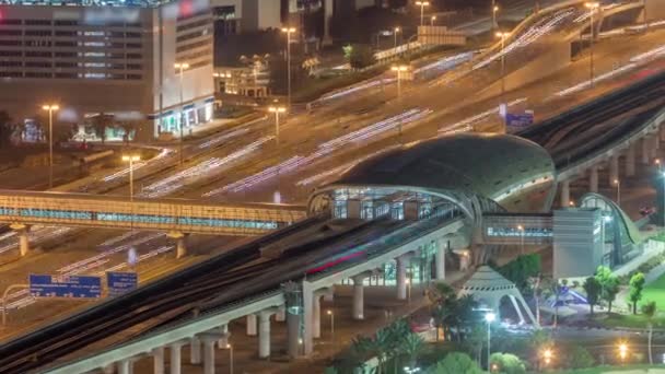 Σταθμός μετρό και κυκλοφορία σε αυτοκινητόδρομο μεταξύ Ντουμπάι μέσα μαζικής ενημέρωσης πόλης και γήπεδο γκολφ νύχτα timelapse — Αρχείο Βίντεο