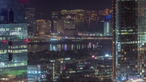 Prédios de escritórios em Dubai Internet Cidade e Media City distrito aéreo noite timelapse — Vídeo de Stock