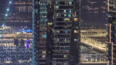 Dubai Marina 'daki Kanal, lüks gökdelenleri ile gece zaman dilimi etrafında, Birleşik Arap Emirlikleri