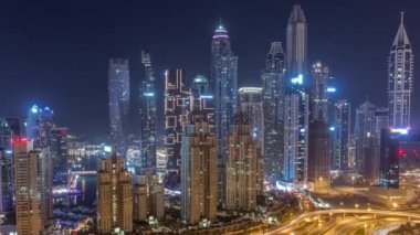 Dubai Marina 'nın gökdelenleri Sheikh Zayed Yolu' nun kesiştiği yerde tüm gece boyunca en yüksek konutlu binalar var.