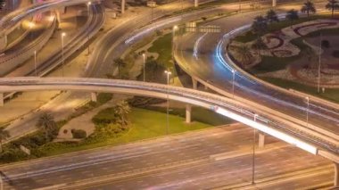 Dubai Marina 'daki hava manzaralı büyük karayolu kavşağı gece zaman kavşağı ve çevresindeki gökdelenler, BAE