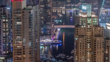 Dubai Limanı 'ndaki gezinti güvertesi ve kanalı, lüks gökdelenleri ile gece zaman çizelgesi, Birleşik Arap Emirlikleri