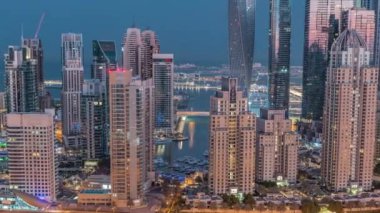 Dubai Marina 'nın gökdelenleri Sheikh Zayed Yolu' nun kesiştiği yerde gece gündüz en yüksek konut binaları var.