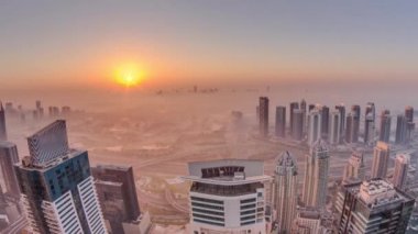 Dubai Marina Panorama 'sı JLT gökdelenleri ve golf sahası gündoğumu sırasında, Dubai, Birleşik Arap Emirlikleri.