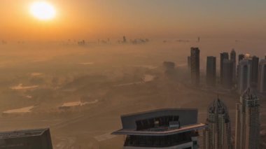 Dubai Marina Panorama 'sı JLT gökdelenleri ve golf sahası gündoğumu sırasında, Dubai, Birleşik Arap Emirlikleri.