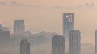 Dubai Havacılık, Al Barsha tepelerinde ve yeşilliklerde sisi gösteriyor.