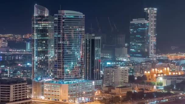 Estrada cruzada e edifícios de escritórios em Dubai Internet Cidade e Media City distrito aéreo noite timelapse — Vídeo de Stock