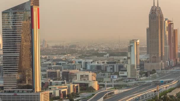 Вид с воздуха на Шейх-Заид-роуд в районе Дубая Интернет-Сити — стоковое видео