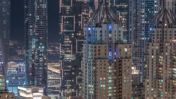 Dubai Marina felhőkarcolói a Sheikh Zayed Road és a legmagasabb lakóépületekkel való éjszakai időeltolódás kereszteződésénél — Stock videók