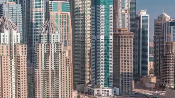 Ουρανοξύστες της μαρίνας Ντουμπάι κοντά σε διασταύρωση στην οδό Sheikh Zayed με τα υψηλότερα κτίρια κατοικιών timelapse — Αρχείο Βίντεο