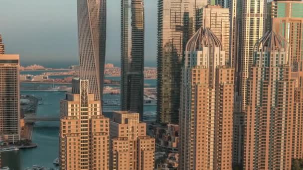 Небоскрёбы Dubai Marina рядом с Sheikh Zayed Road с высочайшими жилыми зданиями утром Timelapse — стоковое видео