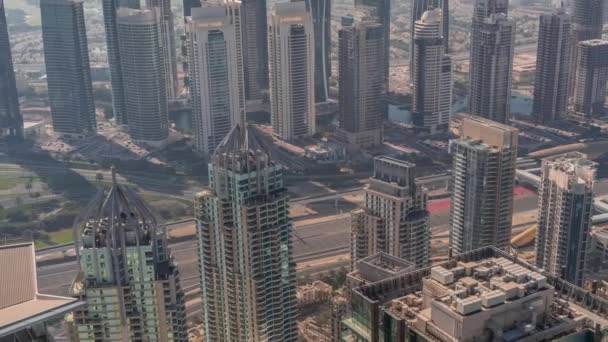 A JLT és a Dubai Marina felhőkarcolók egész nap a Sheikh Zayed Road kereszteződésében vannak. — Stock videók