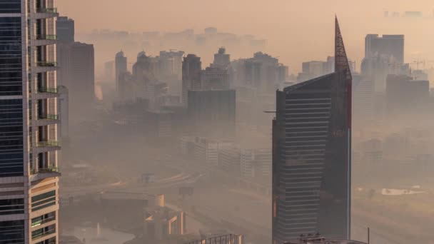 Dubai Widok z lotu ptaka pokazujący mgłę nad wysokością al barsha i zielenią obszar powiatu timelapse — Wideo stockowe