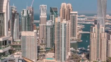 Dubai Limanı 'ndaki Kanal, Birleşik Arap Emirlikleri etrafında lüks gökdelenler.