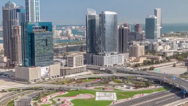 迪拜互联网城和媒体城地区公路交叉口和办公大楼的空中飞行时间 — 图库视频影像