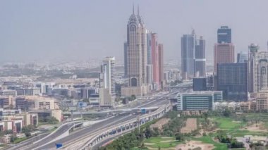 Dubai 'deki Şeyh Zayed Yolu' nun hava görüntüsü. İnternet şehri zaman ayarlı.